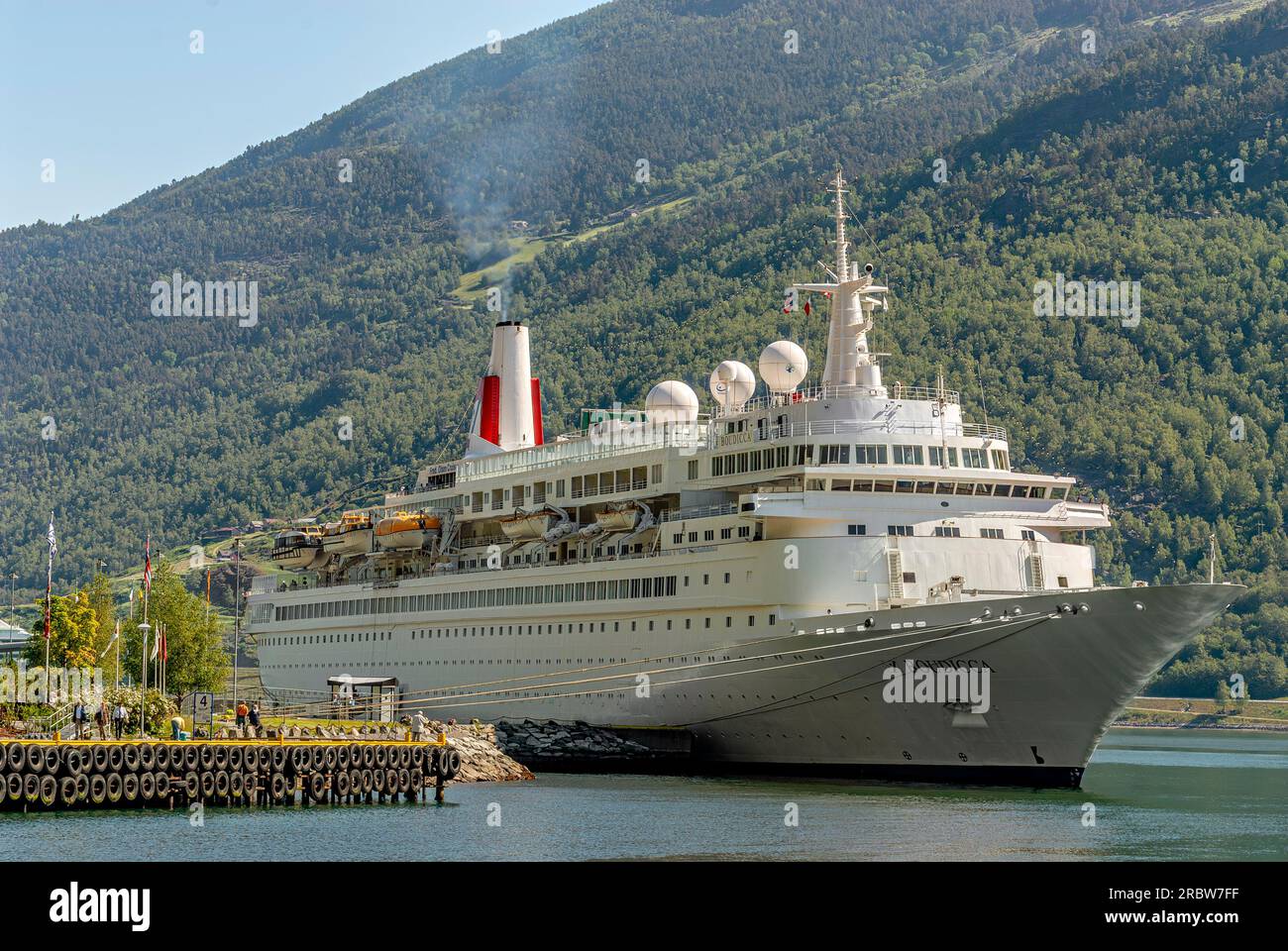 La nave da crociera Boudicca della Fred Olsen Cruise Line ancorata al Flam Harbor presso il fiordo Aurlands, Norvegia Foto Stock