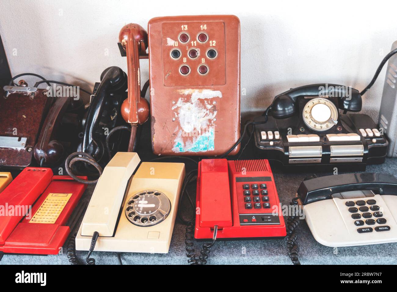 Vecchi telefoni con disco. Telefoni con tasti ricevitore e disco. Telefono con composizione in stile retrò Foto Stock