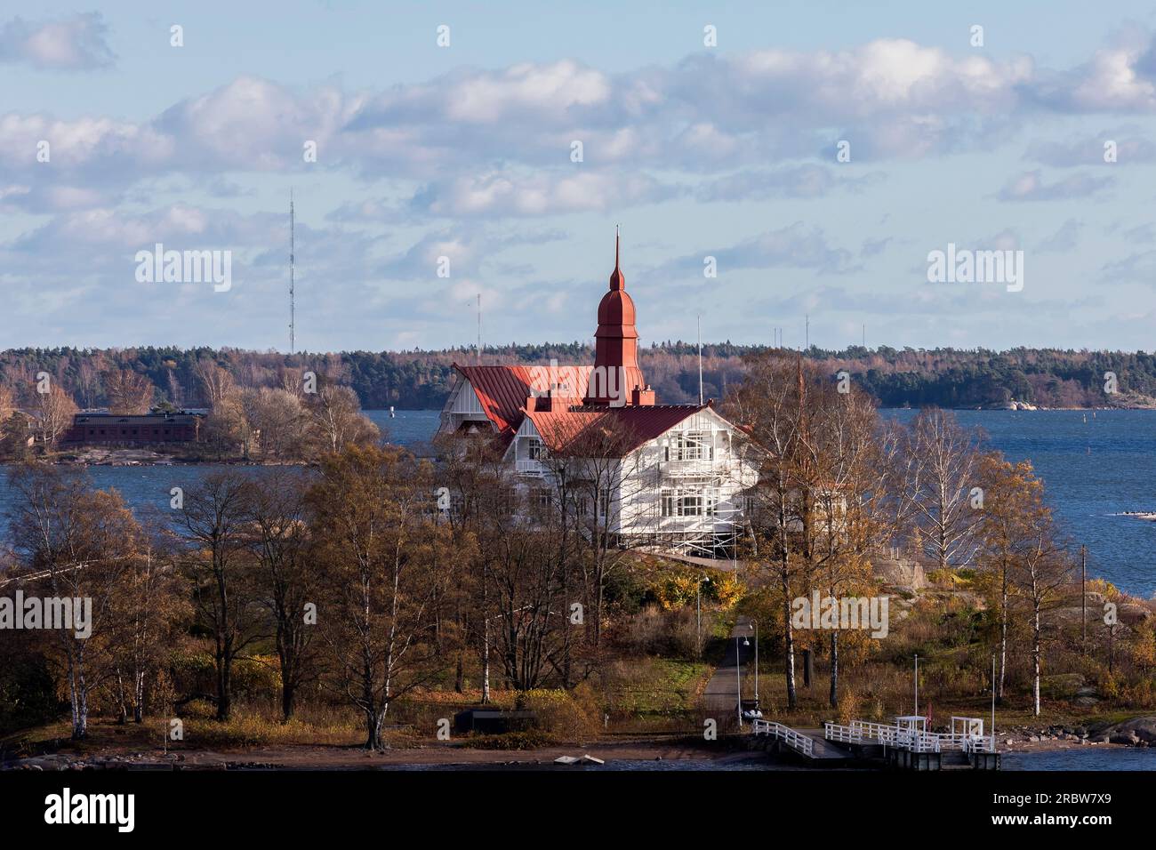 Vista di un ristorante estivo sull'isola di Luoto. Helsinki, Finlandia Foto Stock