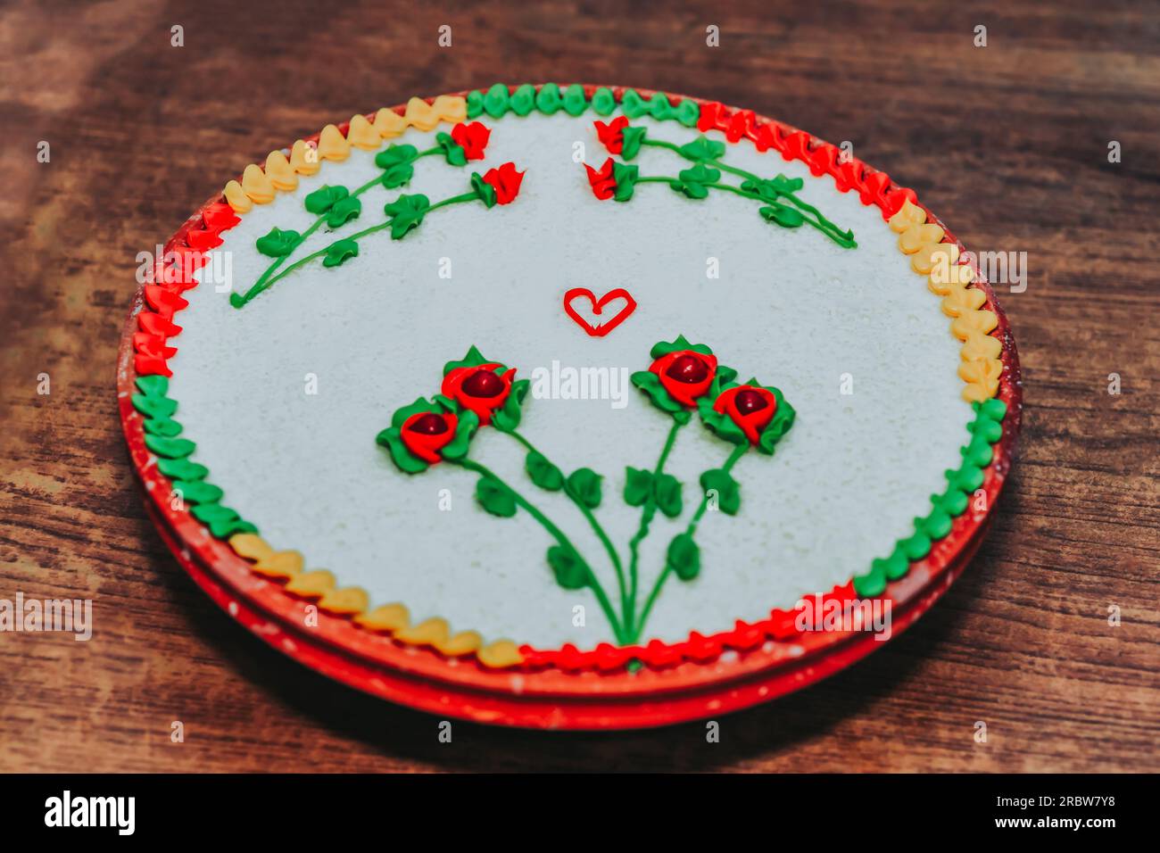 Curd fresco decorato in modo speciale in un tradizionale vaso di argilla Foto Stock