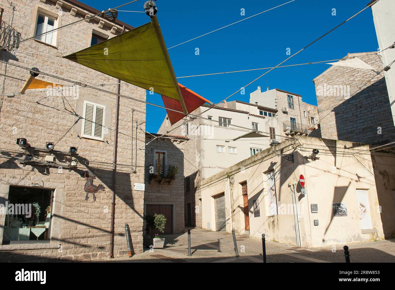 Fabrizio De Andrè Square, Sails (installazione dell'architetto Renzo piano), Centro storico; Tempio Pausania; Sardegna, Italia, Europa Foto Stock