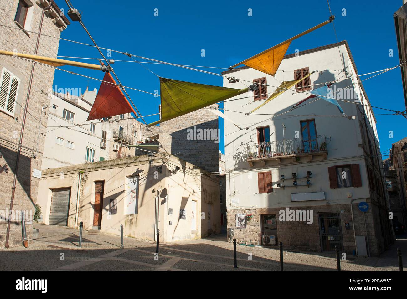 Fabrizio De Andrè Square, Sails (installazione dell'architetto Renzo piano), Centro storico; Tempio Pausania; Sardegna, Italia, Europa Foto Stock