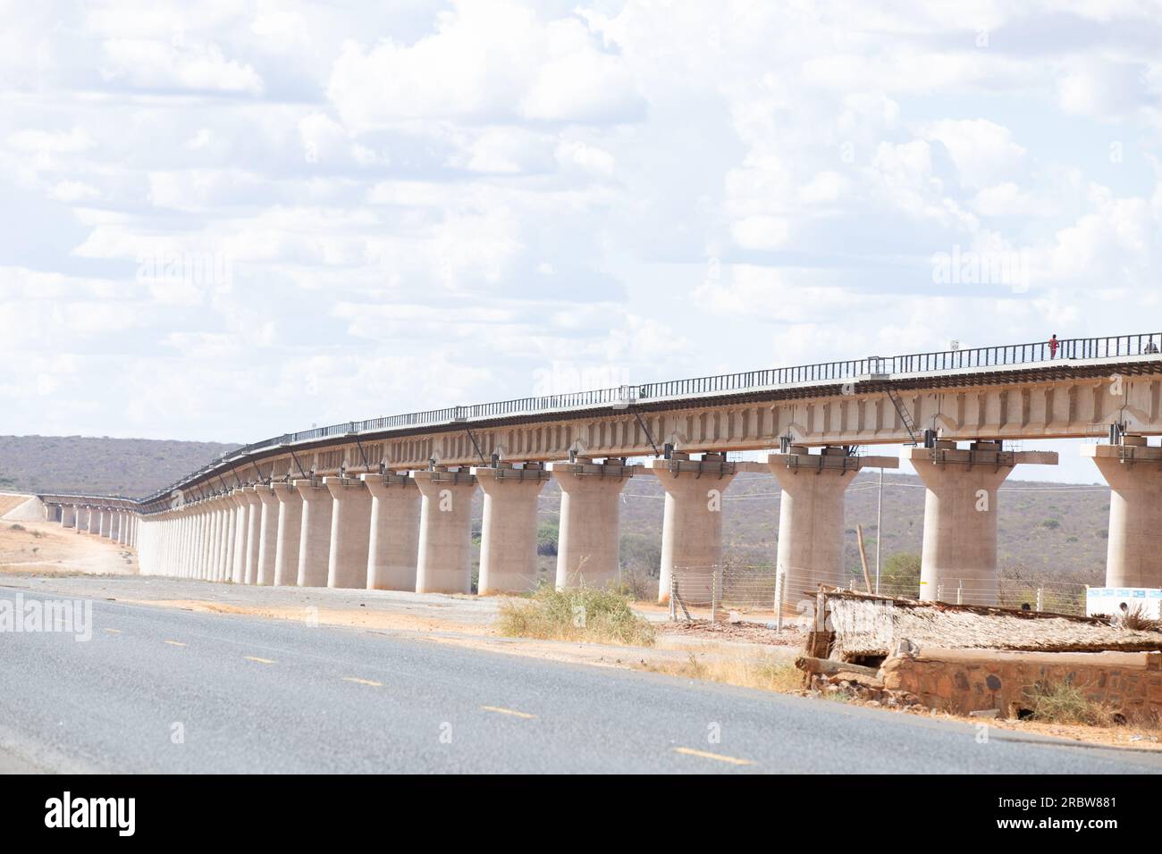 La Mombasa-Nairobi Standard Gauge Railway, completata nel 2017, fu costruita come prima fase della Kenya Standard Gauge Railway. Si tratta di un indicatore standard Foto Stock
