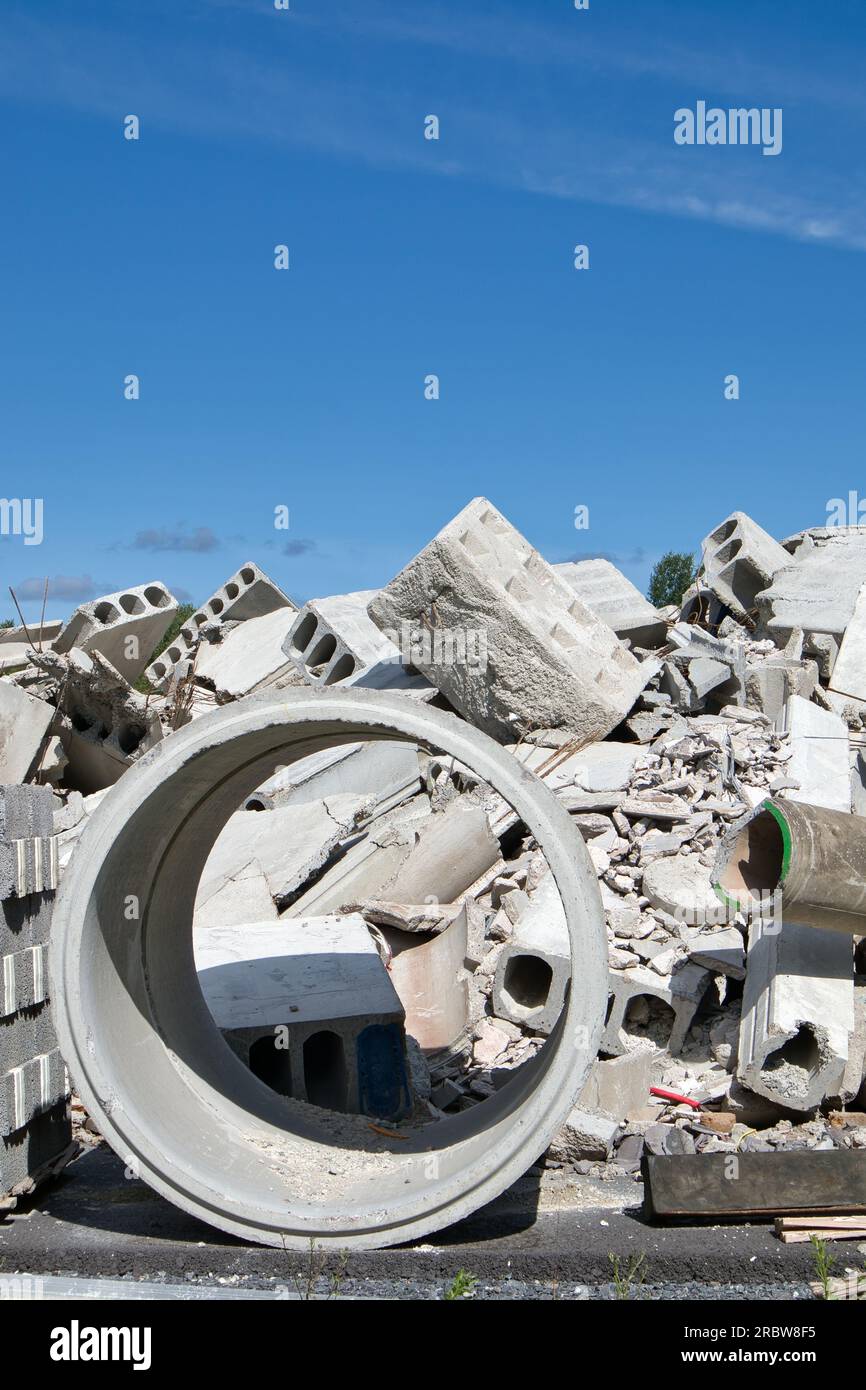 cumulo di detriti di cemento provenienti da edifici demoliti Foto Stock