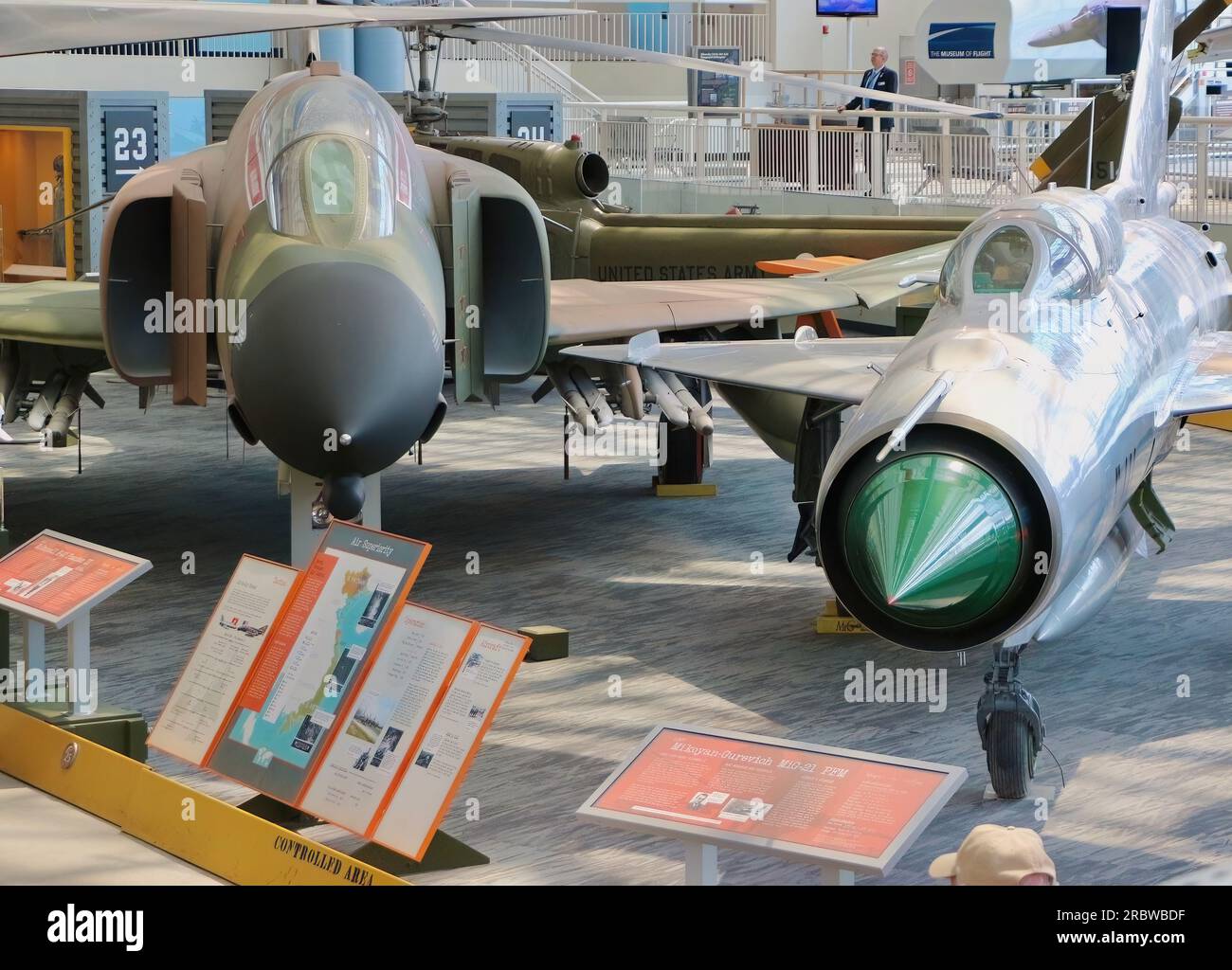 Gli avversari McDonnell F-4C (F-110A) Phantom II e Mikoyan-Gurevich MIG-21 PFM 1960 caccia il Museum of Flight Seattle Washington State USA Foto Stock