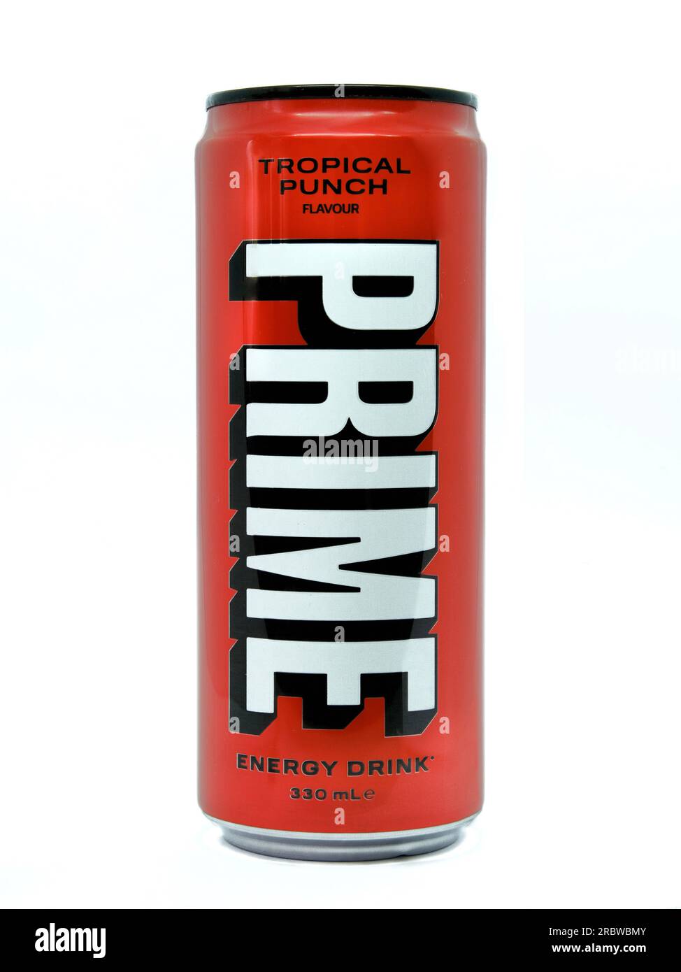 Primo piano isolato della bevanda prime Energy su sfondo bianco. Alti livelli di caffeina hanno colpito le notizie di oggi. Foto Stock