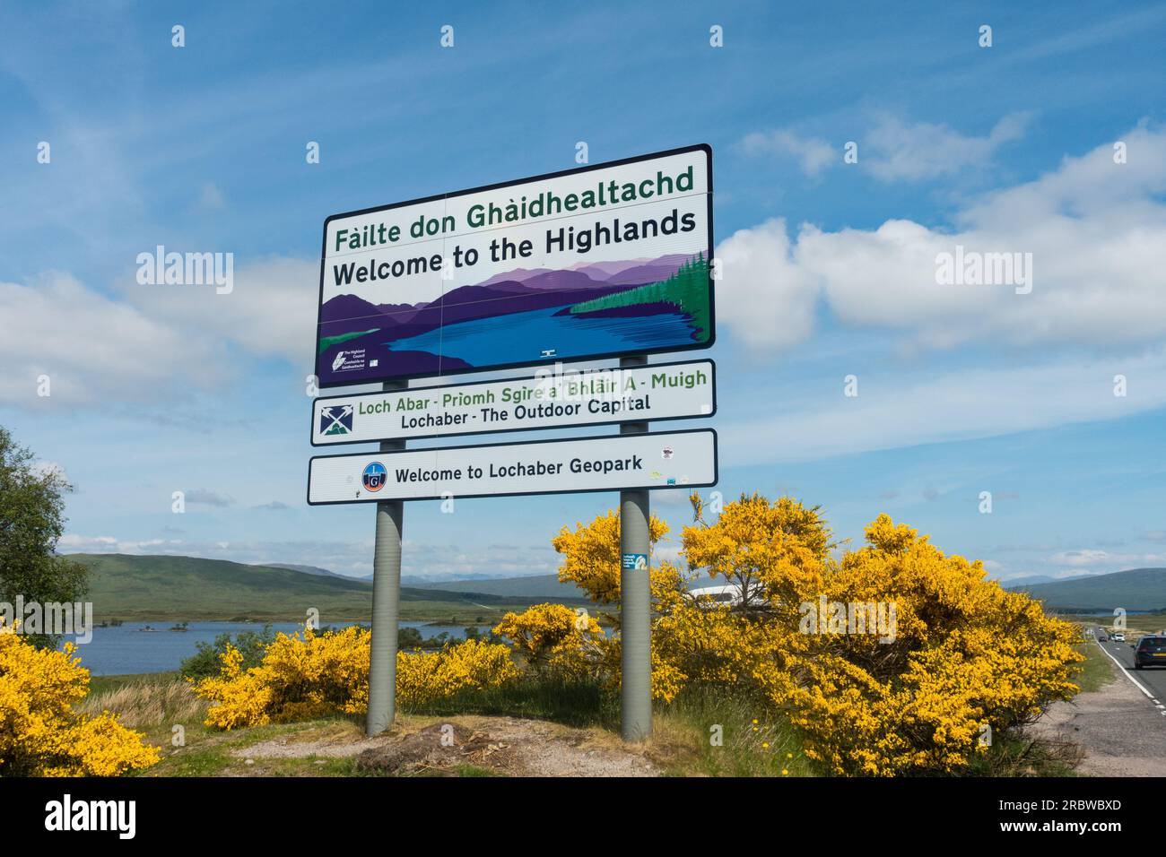 Benvenuti all'insegna delle Highlands in inglese e gaelico su Rannoch Moor, Highland Scotland, Regno Unito. Foto Stock