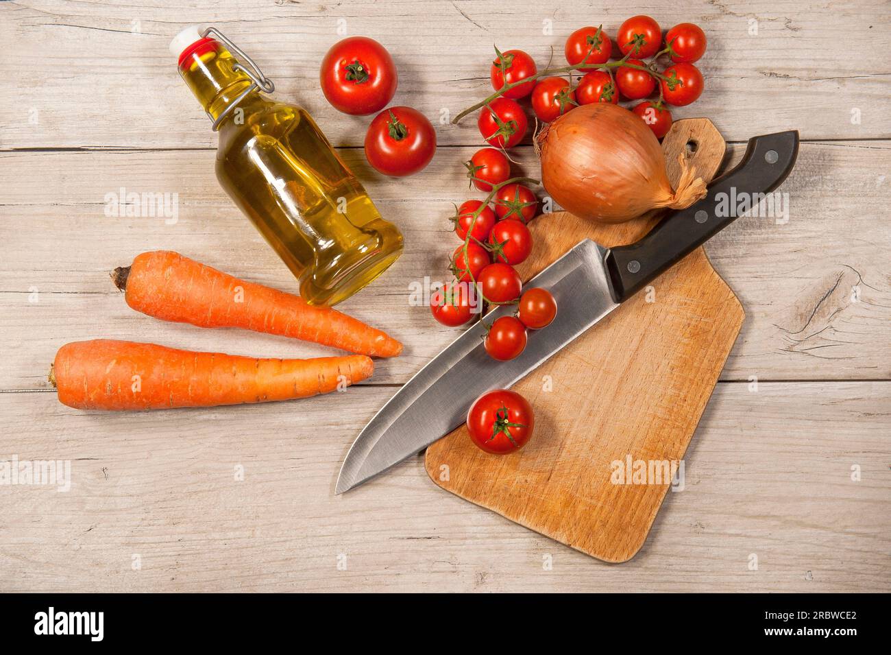 Ingredienti della salsa di pomodoro, prima della cottura, Italia, Europa prima; vino; Olio; oliva; pomodoro; cipolla; vaso; Coltello; carota; spaghetti; XXL; salsa; Parmigiano; Foto Stock