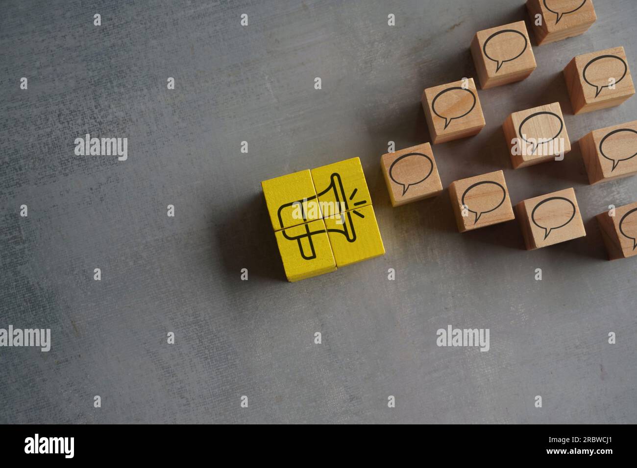 Megafono e bolla del discorso. Pubblicità, comunicazione, annuncio, feedback, concetto di opinione pubblica Foto Stock