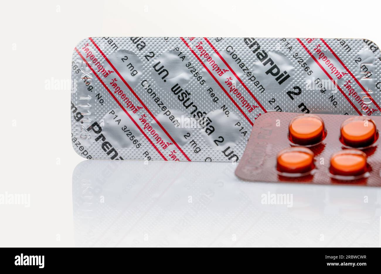 CHONBURI, THAILANDIA-4 maggio 2023: Prenarpil 2 mg compresse in blister marrone. Clonazepam usato per trattare convulsioni, disturbi di panico, disturbi d'ansia Foto Stock