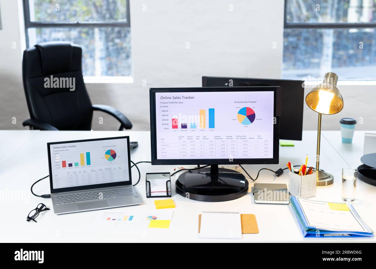 Primo piano di computer, laptop, notebook e documenti sulla scrivania dell'ufficio Foto Stock