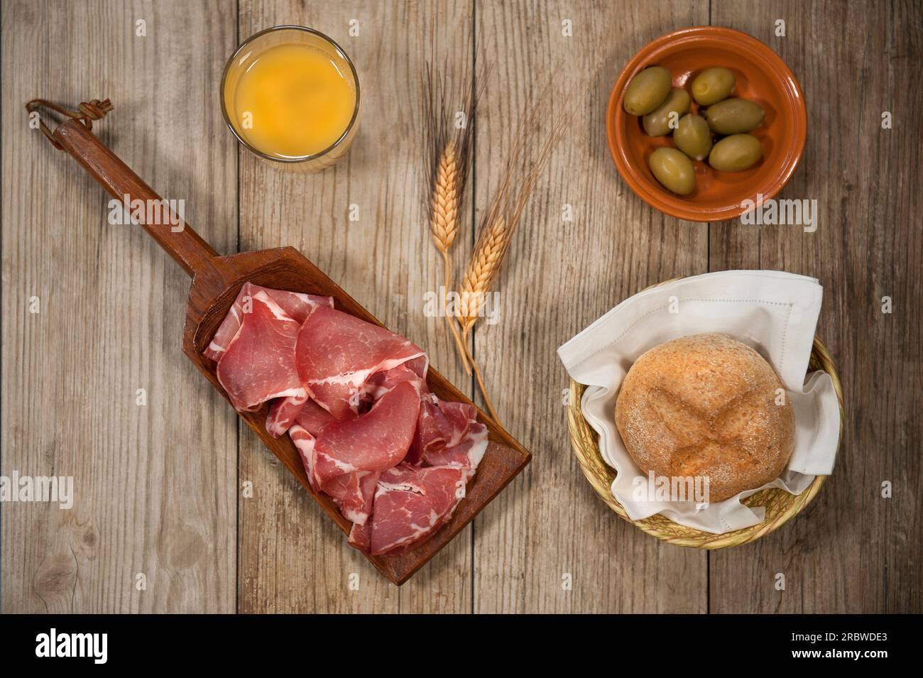 Coppa, Olive, pane integrale e succo di frutta, Italia Foto Stock