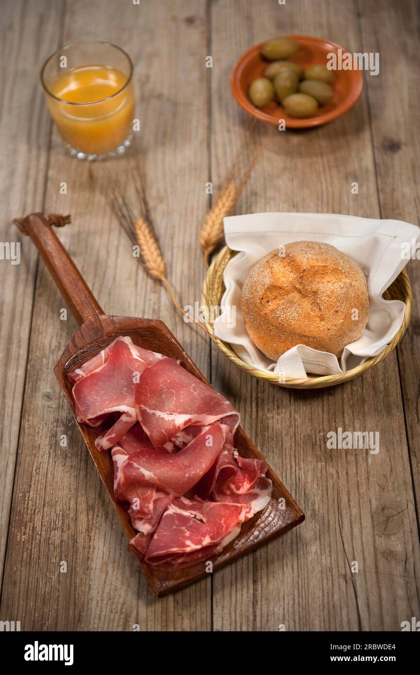 Coppa, Olive, pane integrale e vino rosso, Italia Foto Stock