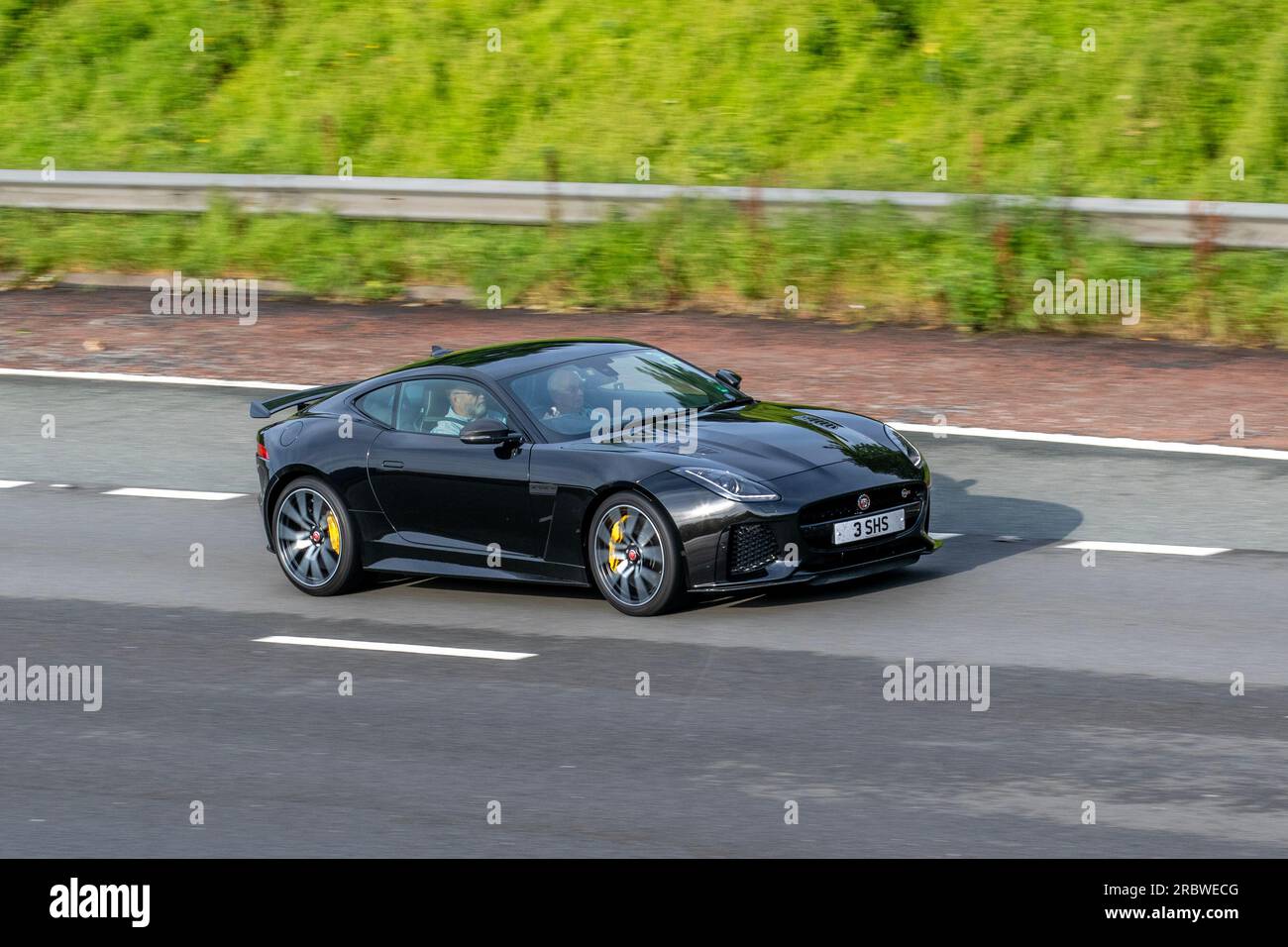 2017 Jaguar F-Type V8 SVR Auto V8 AWD Quickshift Auto Black Car Coupé benzina 5000 cc; viaggia a velocità sostenuta sull'autostrada M6 a Greater Manchester, Regno Unito Foto Stock