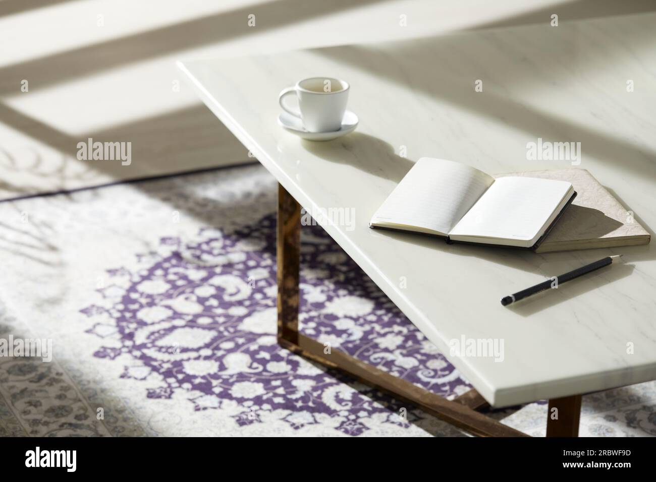 Vasi ed oggetti sul tavolo in una stanza calda con luce solare entrante Foto Stock