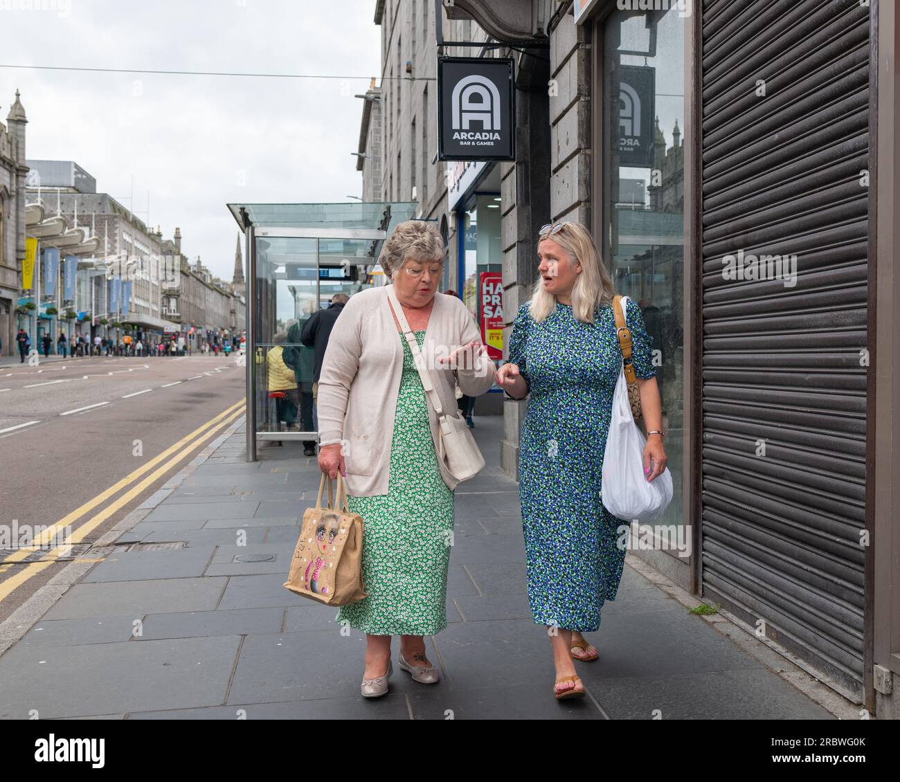 27 giugno 2023.Aberdeen, Scozia. Sono due donne che chiacchierano e camminano lungo Union Street. Foto Stock