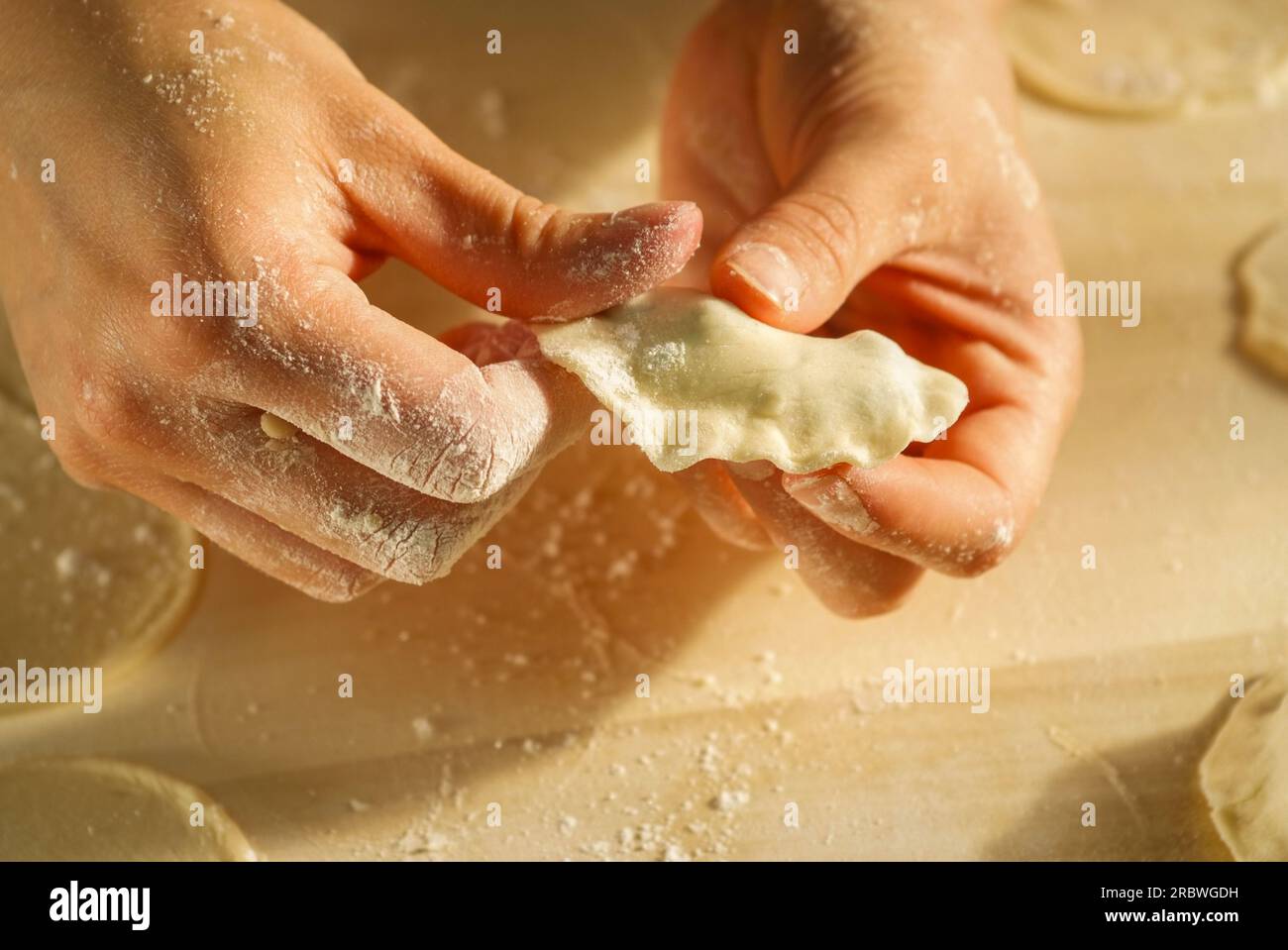 fai pierogi varenky ai gnocchi di mirtilli a casa tua, passo dopo passo. Processo di preparazione del tradizionale polacco estivo o piatto ucraino con farina e frutta Foto Stock