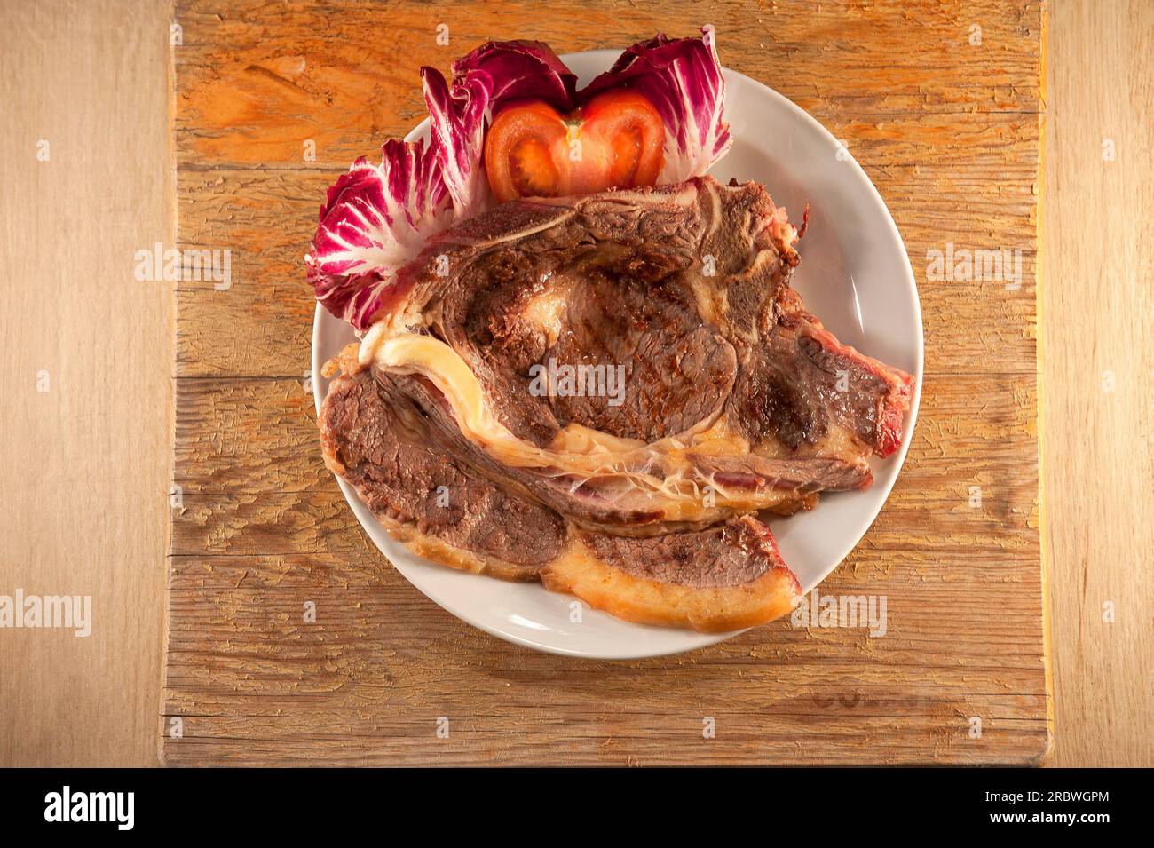 Bistecca di manzo alla griglia con radicchio e insalata di pomodoro Foto Stock