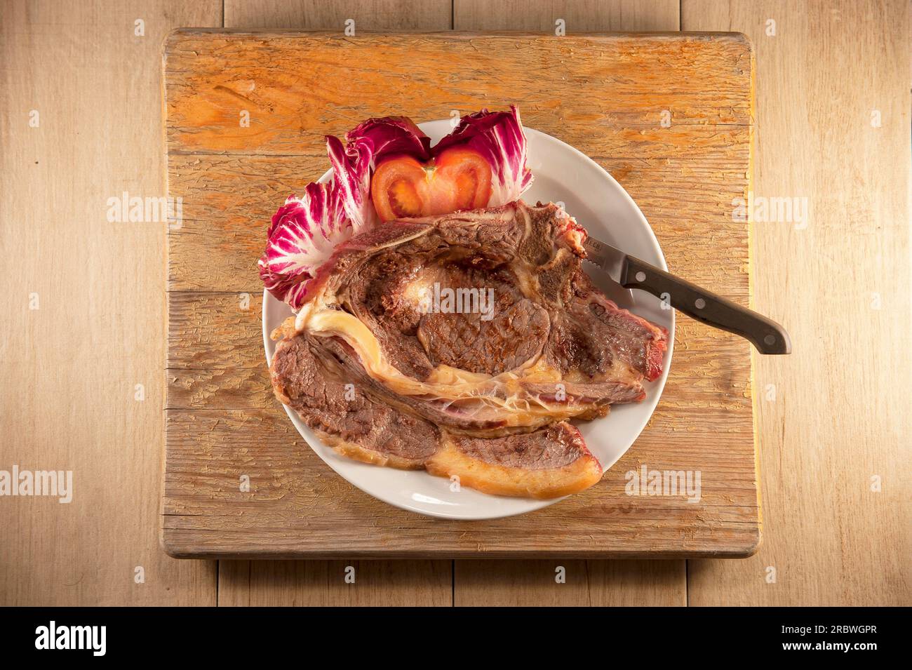 Bistecca di manzo alla griglia con radicchio e insalata di pomodoro Foto Stock