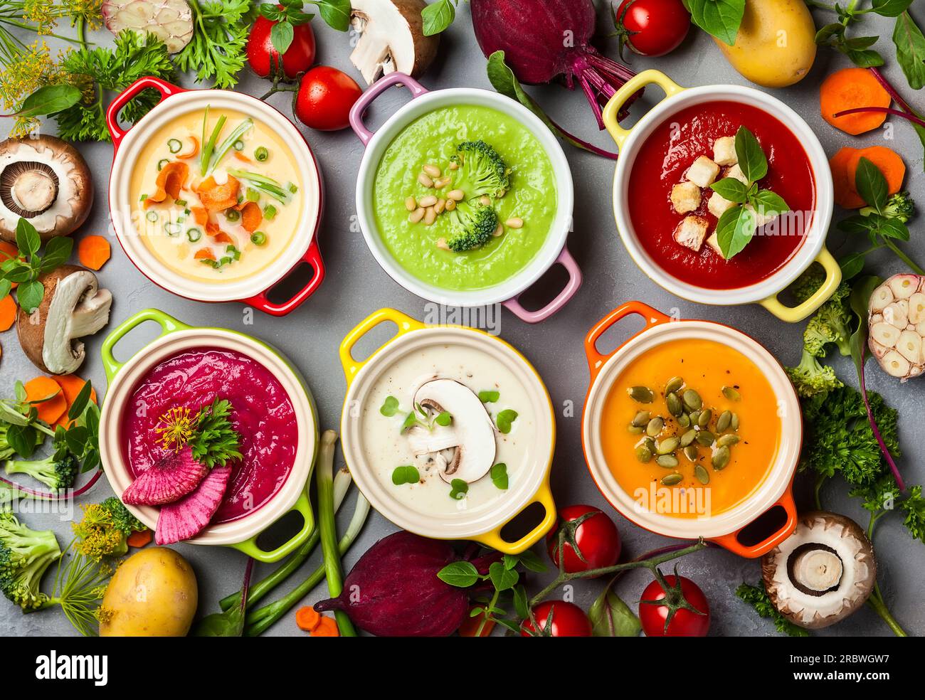 Varietà di verdure colorate, zuppe con panna e ingredienti per la zuppa. Vista dall'alto. Concetto di alimentazione sana o cibo vegetariano. Foto Stock