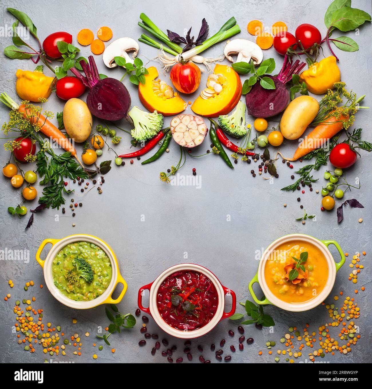 Concetto di zuppe salutari di verdure e legumi. Zuppa di piselli gialli, borscht rosso con fagioli e broccoli verdi con zuppa di lenticchie. Vista dall'alto. Foto Stock