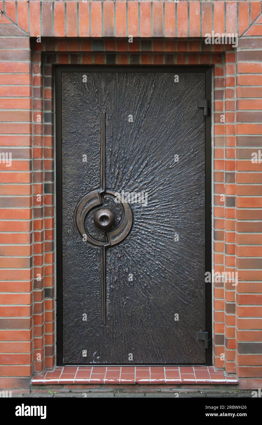 Porta decorata di una piccola chiesa pubblica. Foto Stock