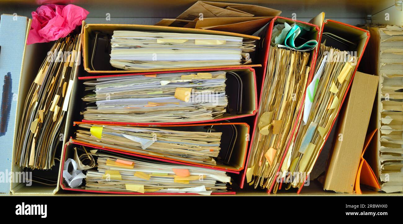 cartelle di file disordinate, burocrazia, amministrazione, concetto aziendale Foto Stock
