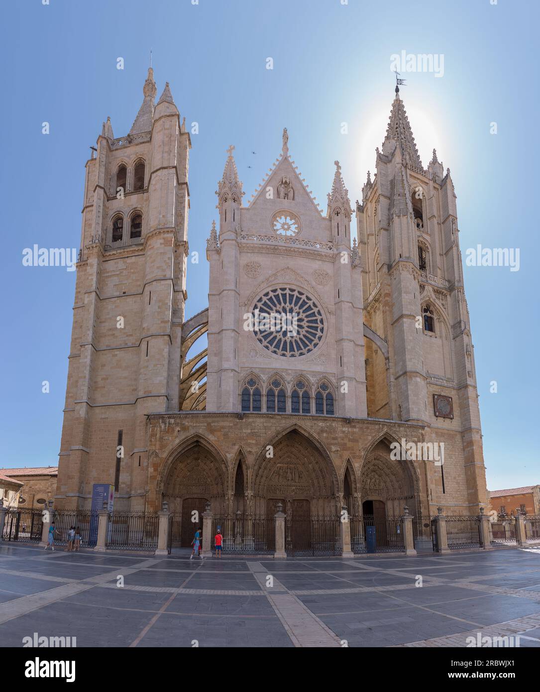León Spagna - 07 04 2021: Vista principale della cattedrale di Santa María de Regla de León, iconica facciata gotica e romanica, situata in Plaza de Re Foto Stock