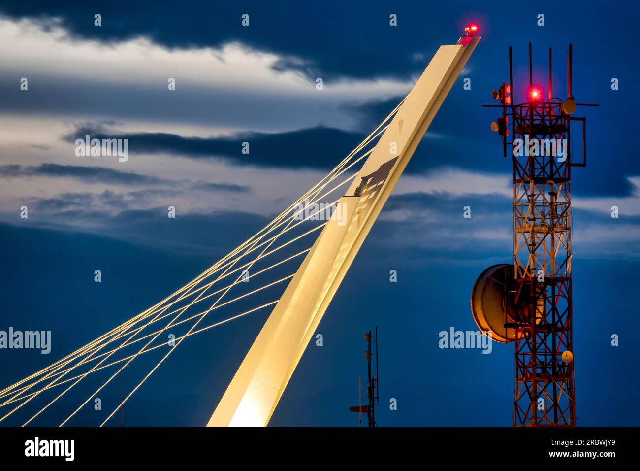 Particolare del ponte Ennio Flaiano e della Torre radio, Pescara, Italia Foto Stock