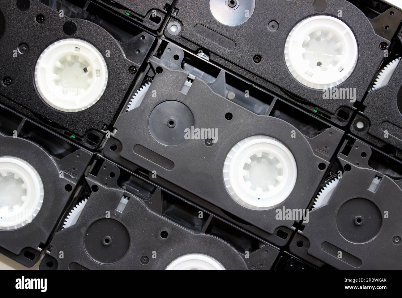 Vista ravvicinata delle videocassette compatte VHS impilate fianco a fianco Foto Stock