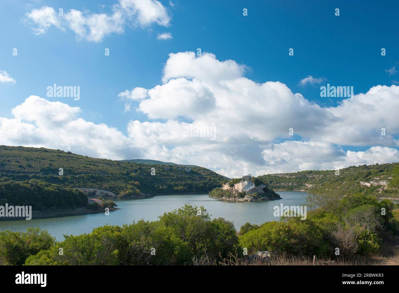 Sardegna; sardo; Sarcidano; Lago; Chiesa; Vista; orizzontale; orizzontale Foto Stock