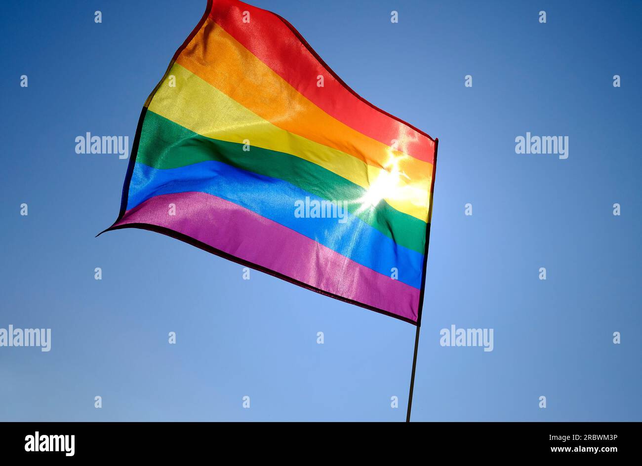 bandiera arcobaleno gay pride su sfondo blu Foto Stock