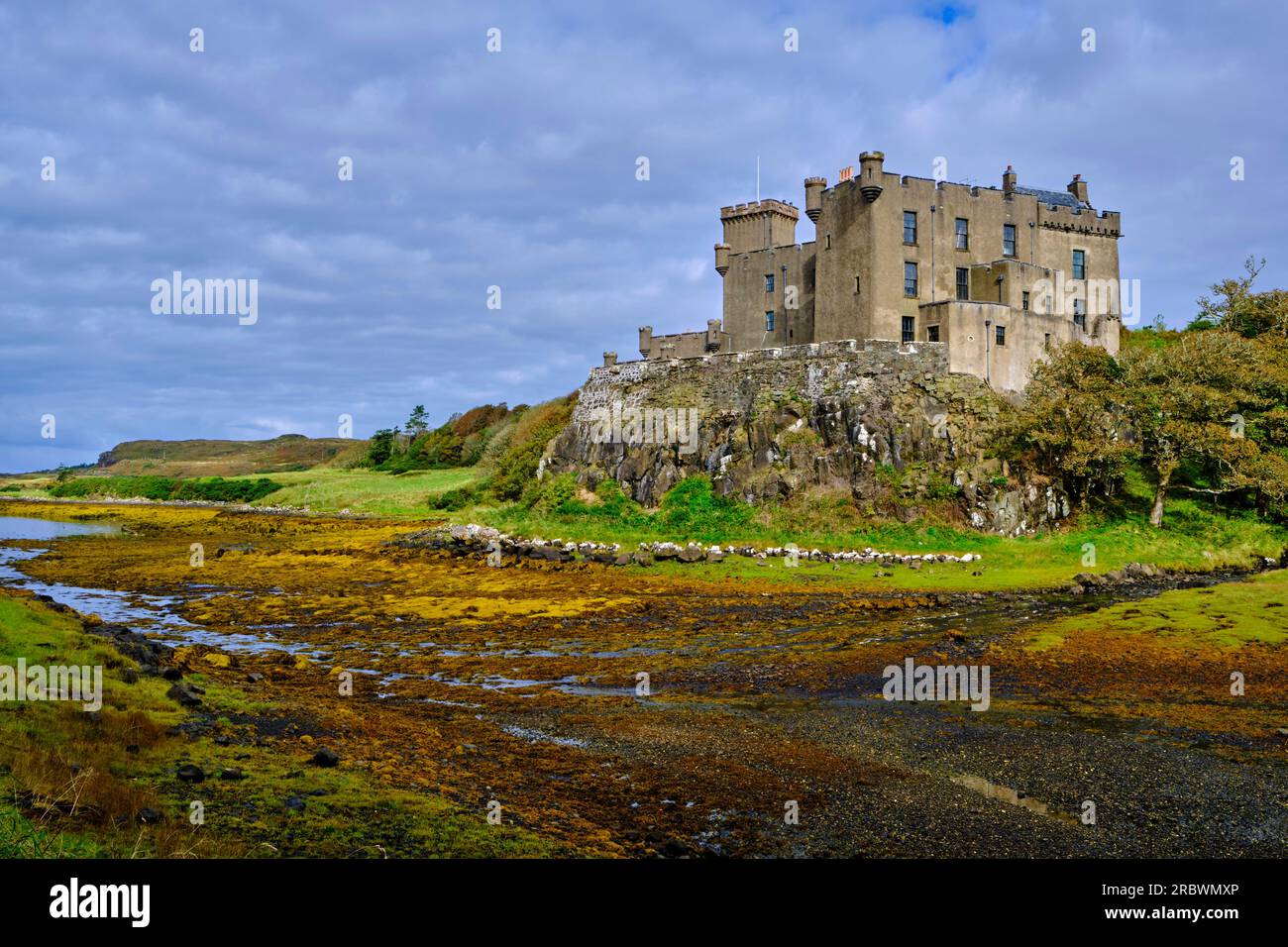 Regno Unito, Scozia, Isola di Skye, Loch Dunvegan, Castello di Dunvegan, La roccaforte del Clan MacLeod dal XIII secolo Foto Stock