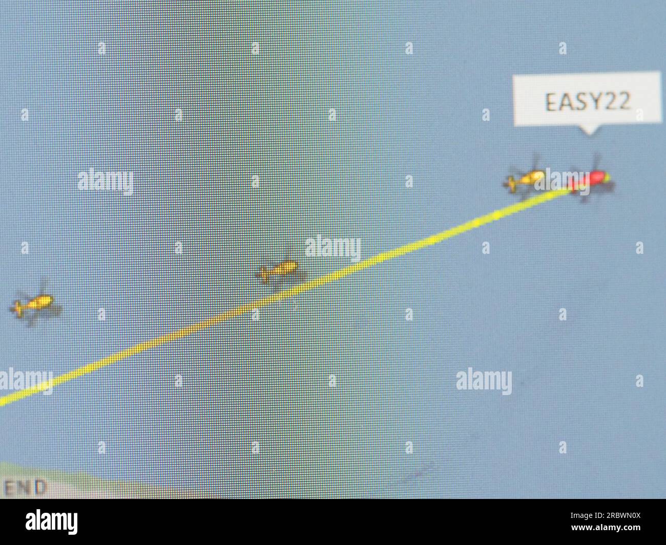 Sheerness, Kent, Regno Unito. 11 luglio 2023. Quattro Chinook militari statunitensi furono visti volare sopra Sheerness / Isola di Sheppey, Kent, poco prima di mezzogiorno. Codici radar volo: EASY21, EASY22, EASY23, EASY24. Gli elicotteri hanno fornito scorta di sicurezza per la visita del presidente degli Stati Uniti Joe Biden nel Regno Unito ed erano di base alla RAF Northolt. Crediti: James Bell/Alamy Live News Foto Stock