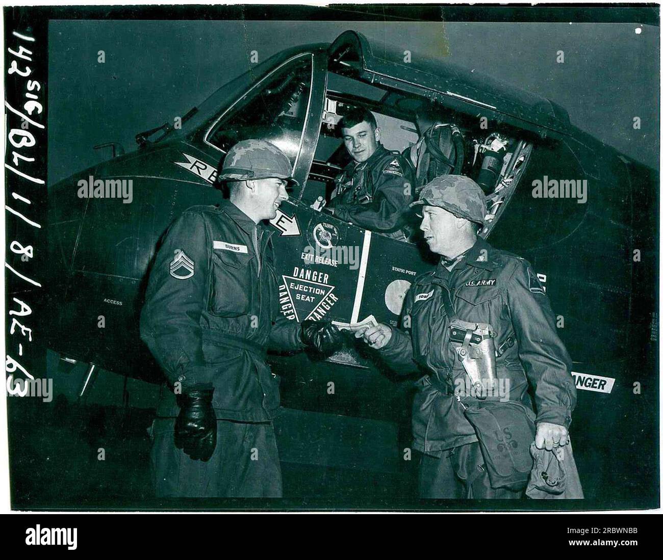 I membri dell'esercito americano conducono l'operazione "Big Lift". Il CWO-3 Walter Tobin, il sergente Nance E. Burns e il 1° tenente Neal Johnson sono mostrati nella foto. Presumibilmente si stanno preparando per una missione, indossando tute da volo e dotati di sedili eiettabili. L'immagine cattura la gravità e il pericolo delle operazioni militari durante la prima guerra mondiale. Foto Stock