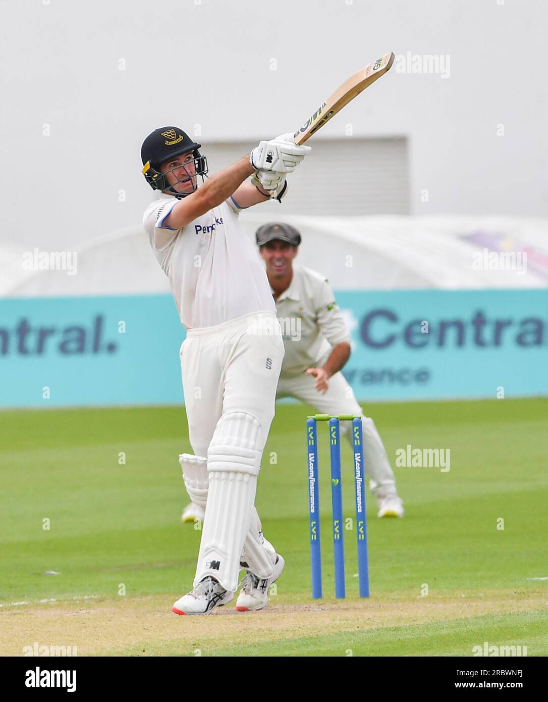 Hove UK 11 luglio 2023 - Henry Shipley del Sussex colpisce la palla per 6 corse contro il Derbyshire durante il secondo giorno della partita di cricket del campionato della contea di assicurazione presso il 1 ° Central County Ground di Hove : Credit Simon Dack /TPI/ Alamy Live News Foto Stock