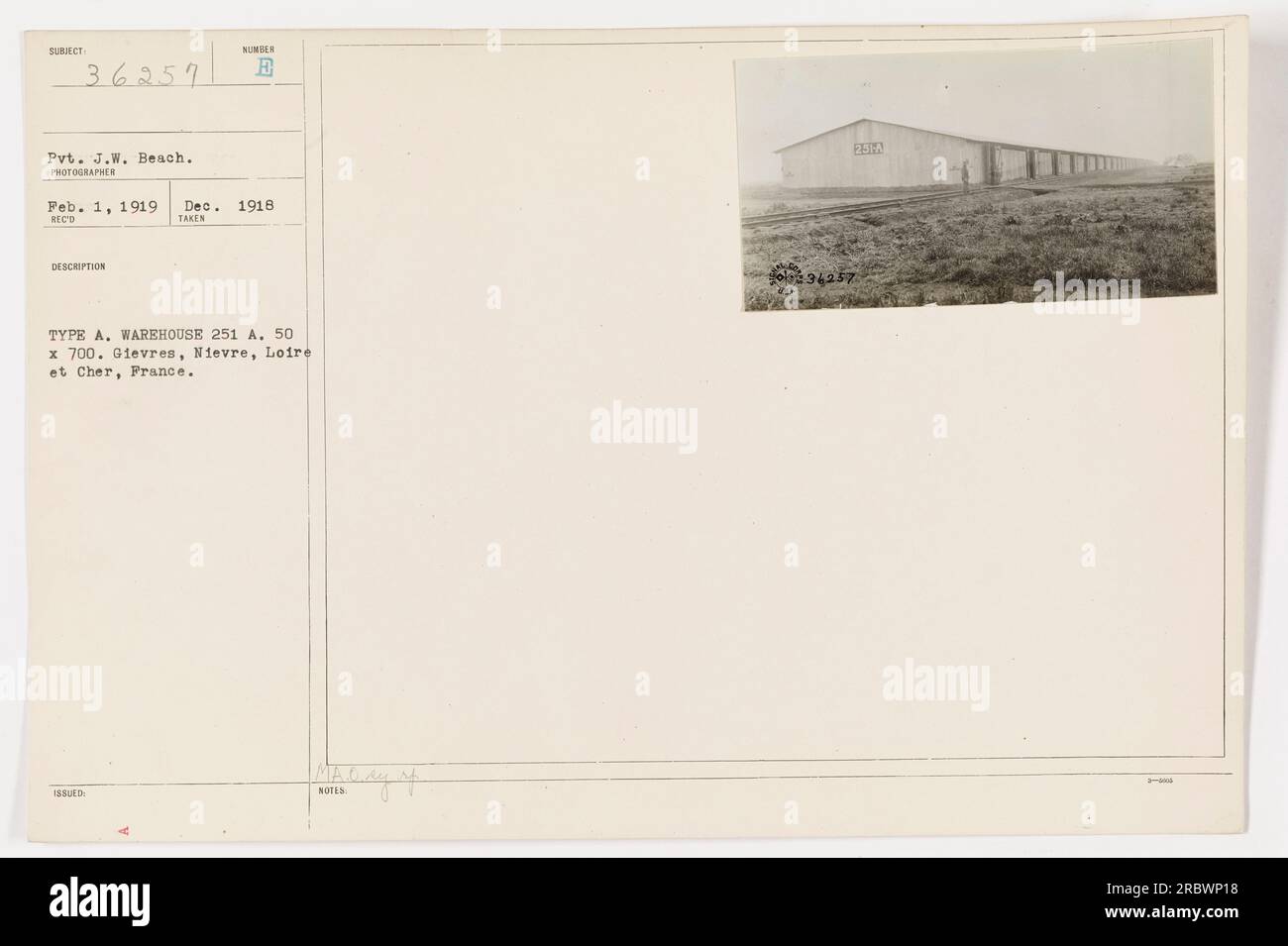 Soldato J.W. Beach, fotografata da un fotografo sconosciuto il 1° febbraio 1919, durante la prima guerra mondiale L'immagine mostra un magazzino (numerato 251A), di 50 x 700, situato a Gievres, Nievre, Loire et Cher, Francia. La fotografia è contrassegnata come "RIT. SCATTATA" con il numero di descrizione dell'immagine come B e l'elemento corrispondente emesso come A. Foto Stock