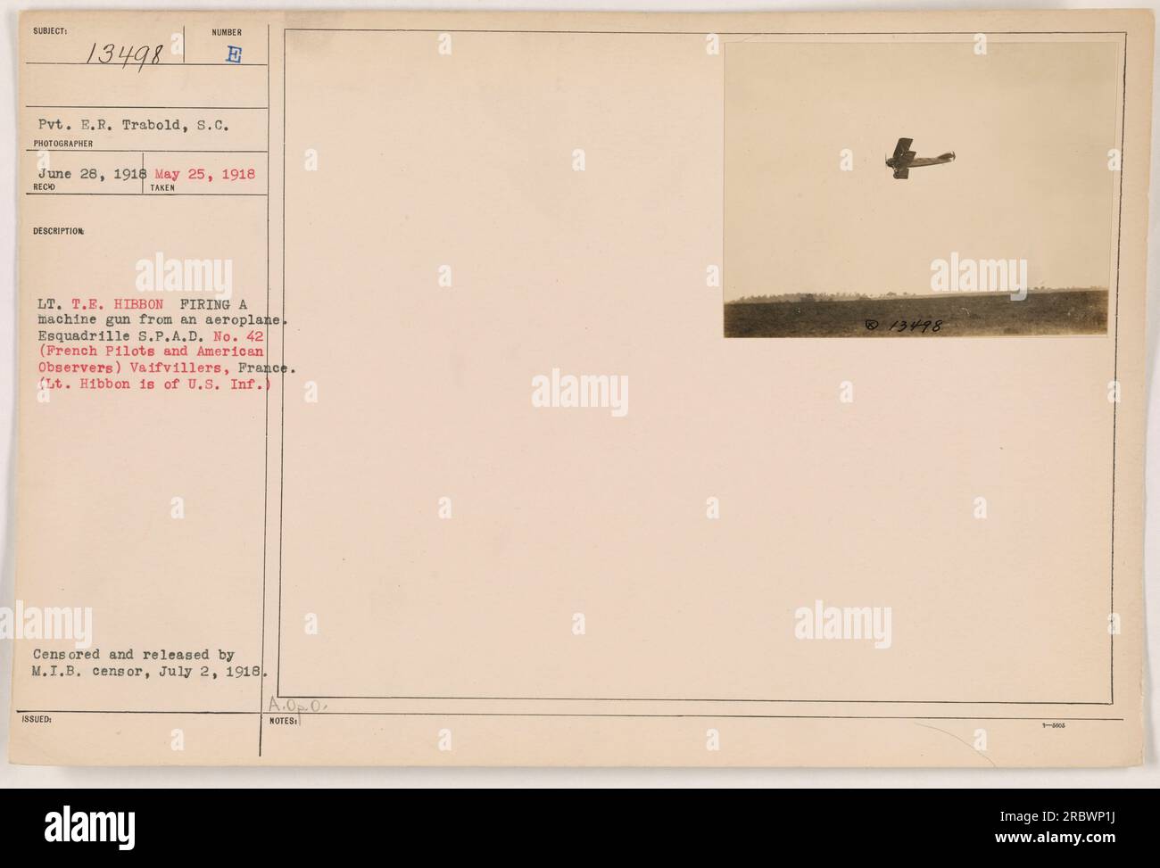 Didascalia: "Tenente T.E. Hibbon, un fante statunitense, che sparò una mitragliatrice da un aereo a Vaifvillers, Francia durante la prima guerra mondiale Fotografia scattata il 28 giugno 1918 da Pvt. E.R. Trabold del Signal Corps. Assegnato allo squadrone S.P.A.D. No. 42 con piloti francesi e osservatori americani. Questa immagine è stata censurata e pubblicata dal M.I.B. censor il 2 luglio 1918." Foto Stock