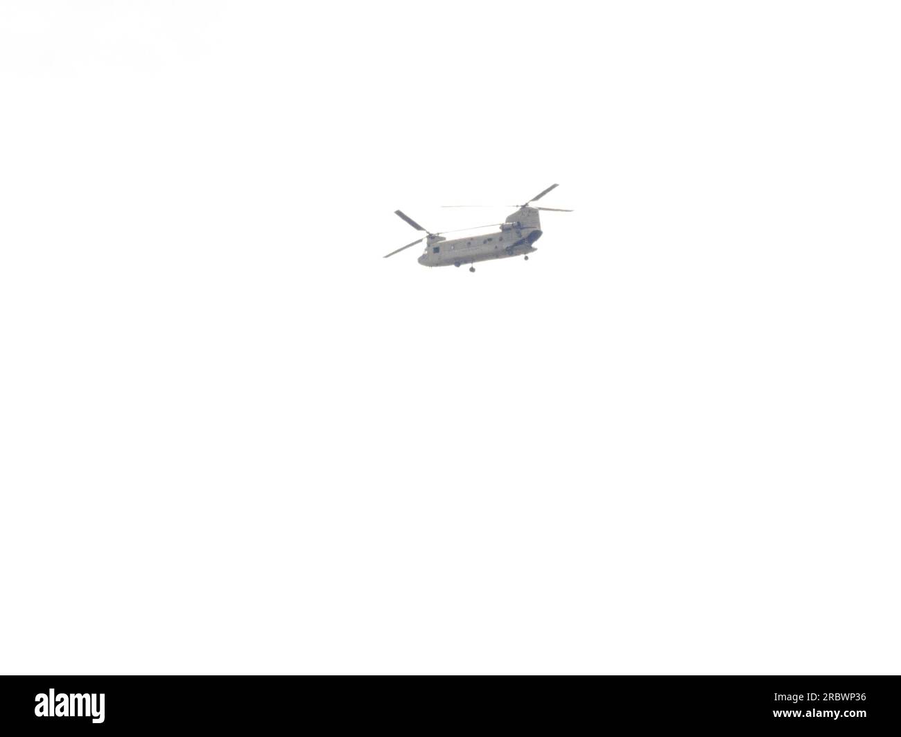 Sheerness, Kent, Regno Unito. 11 luglio 2023. Quattro Chinook militari statunitensi furono visti volare sopra Sheerness / Isola di Sheppey, Kent, poco prima di mezzogiorno. Codici radar volo: EASY21, EASY22, EASY23, EASY24. Gli elicotteri hanno fornito scorta di sicurezza per la visita del presidente degli Stati Uniti Joe Biden nel Regno Unito ed erano di base alla RAF Northolt. Crediti: James Bell/Alamy Live News Foto Stock