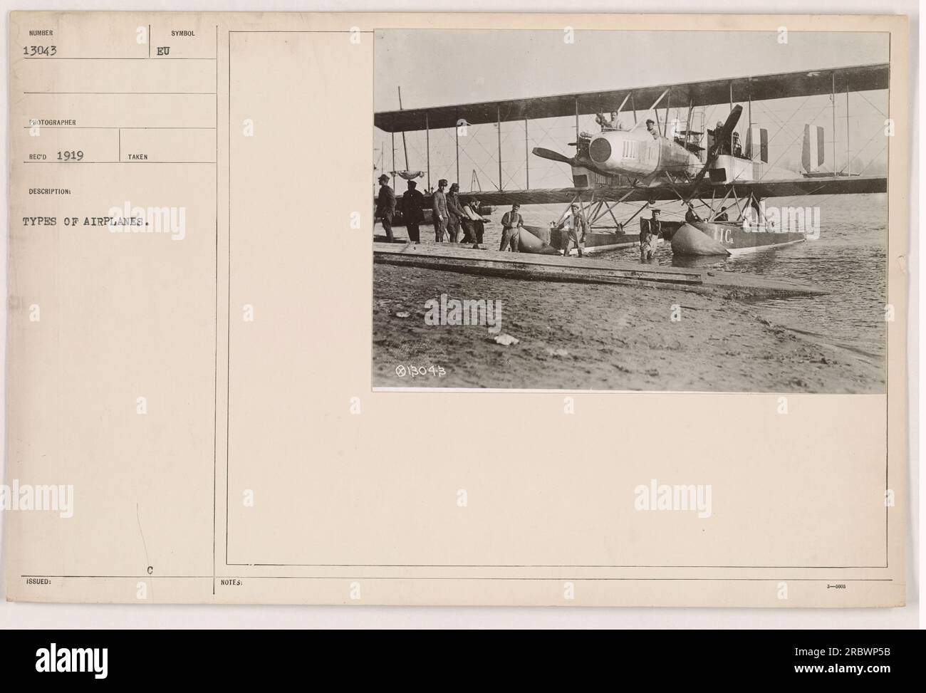 La fotografia scattata durante la prima guerra mondiale mostra una collezione di vari tipi di aeroplani utilizzati dall'esercito americano. L'immagine è contrassegnata con il numero 13043 ed è stata scattata nel 1919. La fotografia aveva lo scopo di identificare diversi modelli di aerei, ed è stata formalmente rilasciata con il descrittore "prende tipi di aerei". L'immagine reca anche il simbolo della documentazione "C", una nota europea (UE), ed è stata ricevuta nel 1919. Foto Stock