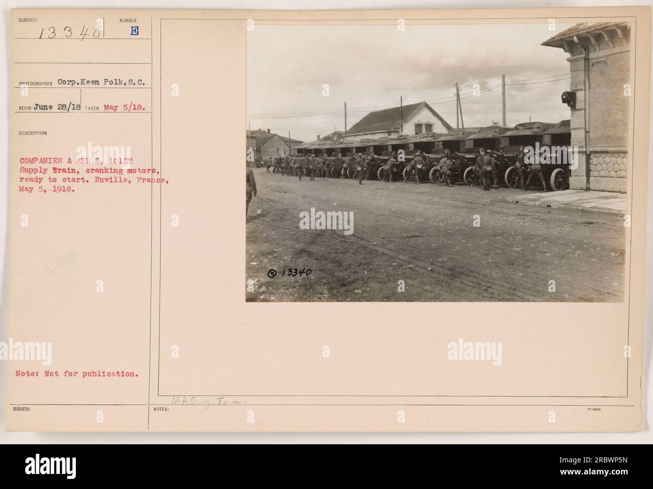 I membri delle compagnie A e B del 101st Supply Train dell'esercito americano possono essere visti classificare i motori, preparandosi ad iniziare. Questa foto è stata scattata a Euville, in Francia, il 5 maggio 1918, dalla Corp Keen Polk, 8. C. non è destinato alla pubblicazione. Foto Stock