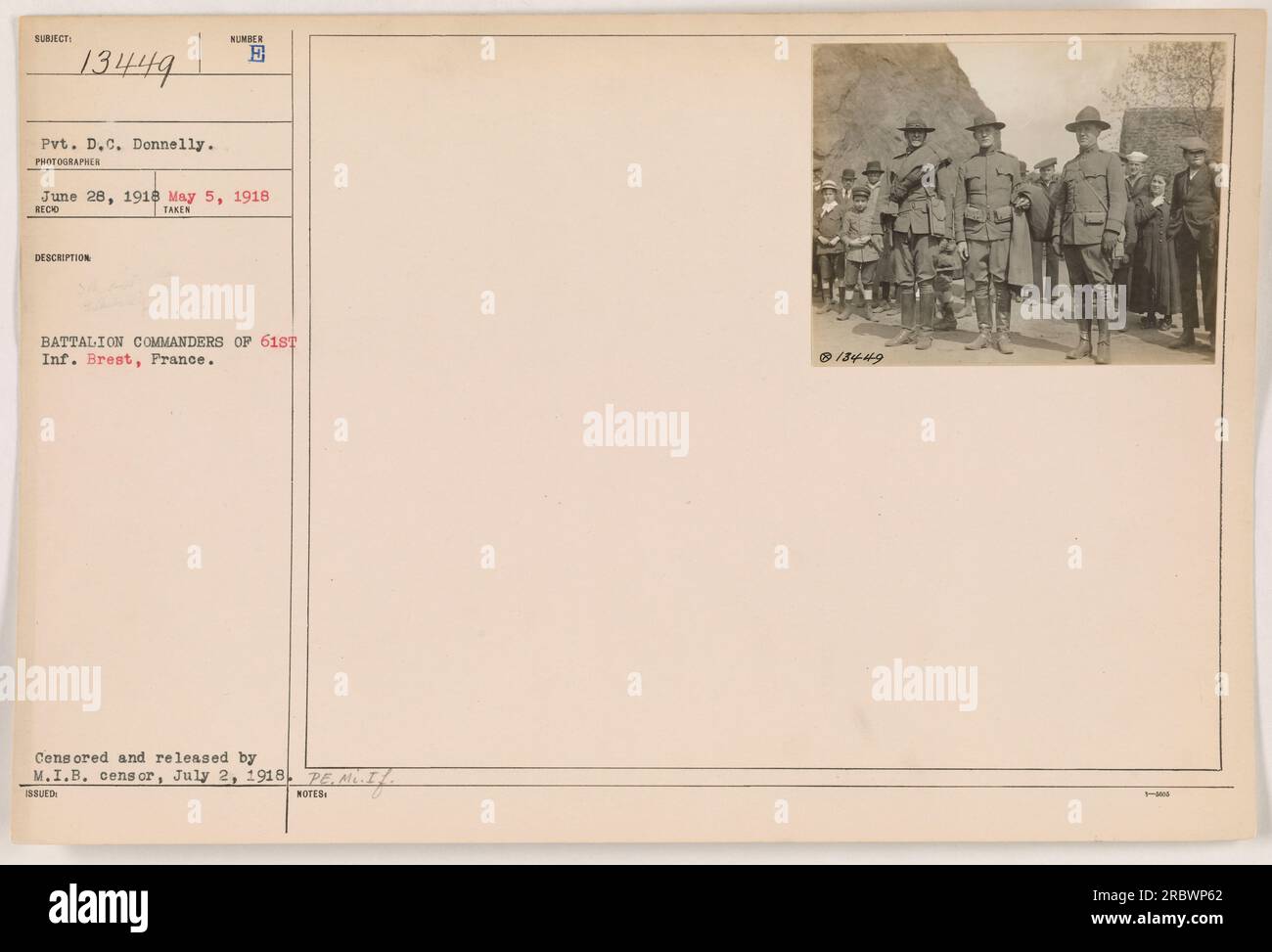 Soldato americano, Pvt. D.C. Donnelly, durante la prima guerra mondiale La fotografia mostra Donnelly in piedi con altri membri del 61st Infantry Battalion a Brest, in Francia. Questa immagine è stata scattata il 5 maggio 1918, ed è stata censurata e pubblicata dal M.I.B. Censor il 2 luglio 1918. Foto Stock
