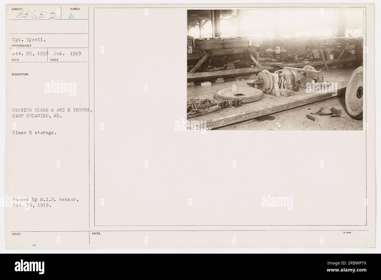 CPL. Tysell Crating Class A e B Trucks a Camp Holabird, MD, nel gennaio 1919. La foto è stata scattata dal fotografo il 29 gennaio 1919. L'immagine mostra i carrelli in fase di preparazione per lo stoccaggio in Classe B. è stato superato dalla censura M.I.D. il 30 gennaio 1919. Questa foto è contrassegnata come Notaz. 1. Foto Stock