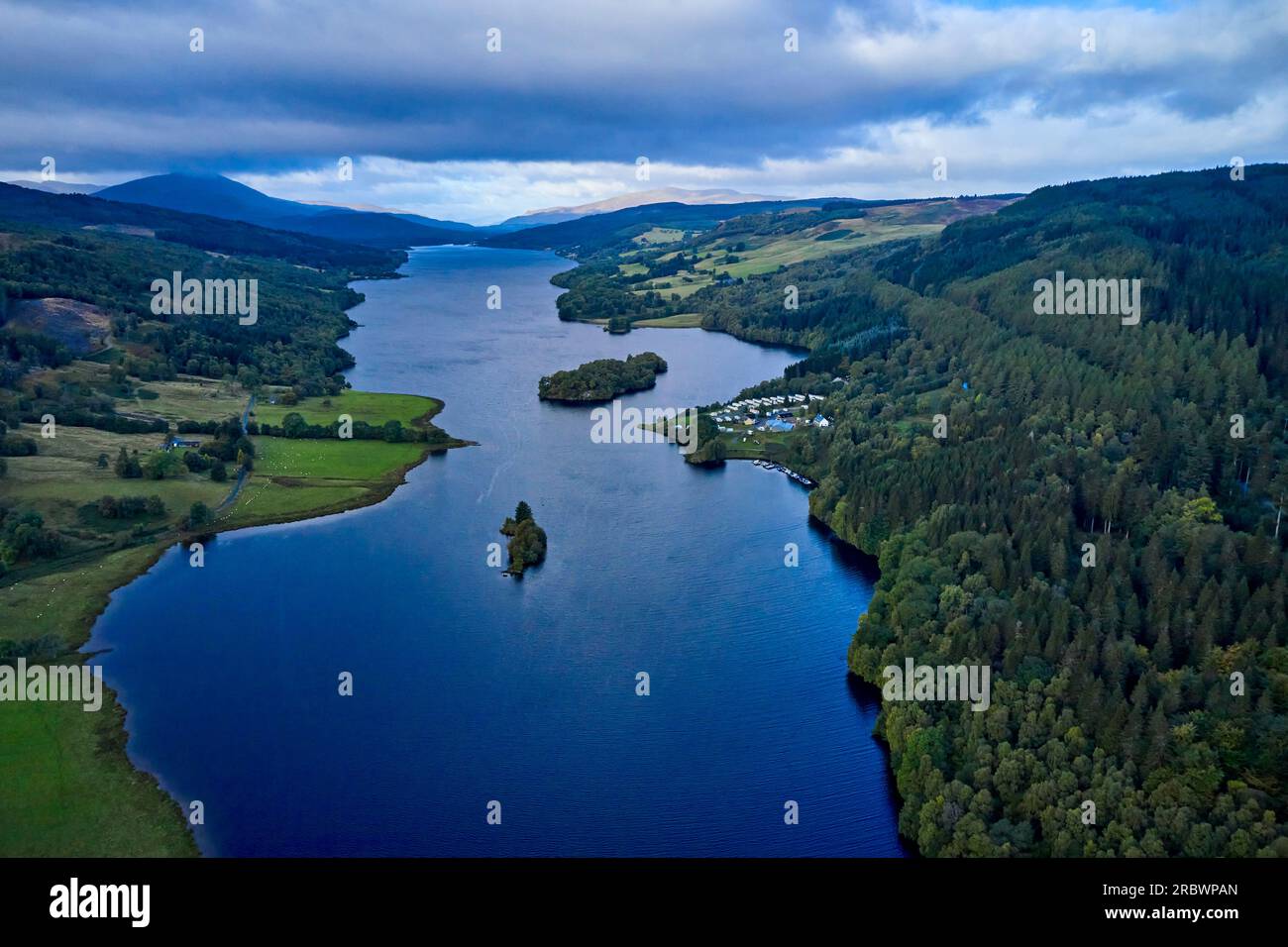Regno Unito, Scozia, Perthshire Highlands, Perth e Kinross, Pitlochry, Loch Tummel at Queen's View (vista aerea) Foto Stock