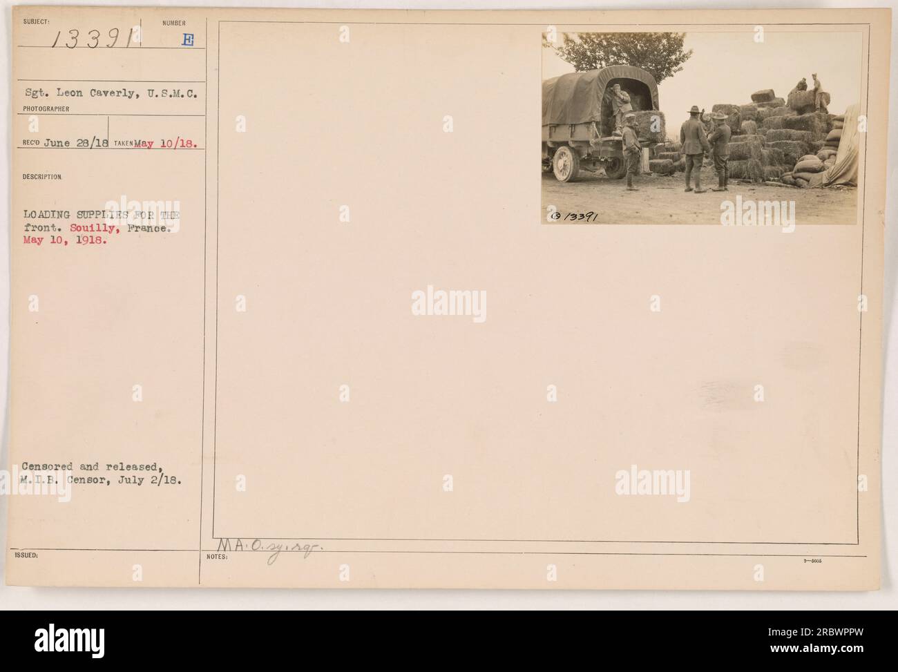 Sergente Leon Caverly degli Stati Uniti Marine Corps è stato visto a Souilly, in Francia, il 10 maggio 1918. La fotografia gli mostra caricare provviste per il fronte durante la prima guerra mondiale. L'immagine è stata censurata e pubblicata dalla Military Intelligence Branch il 2 luglio 1918. Foto Stock