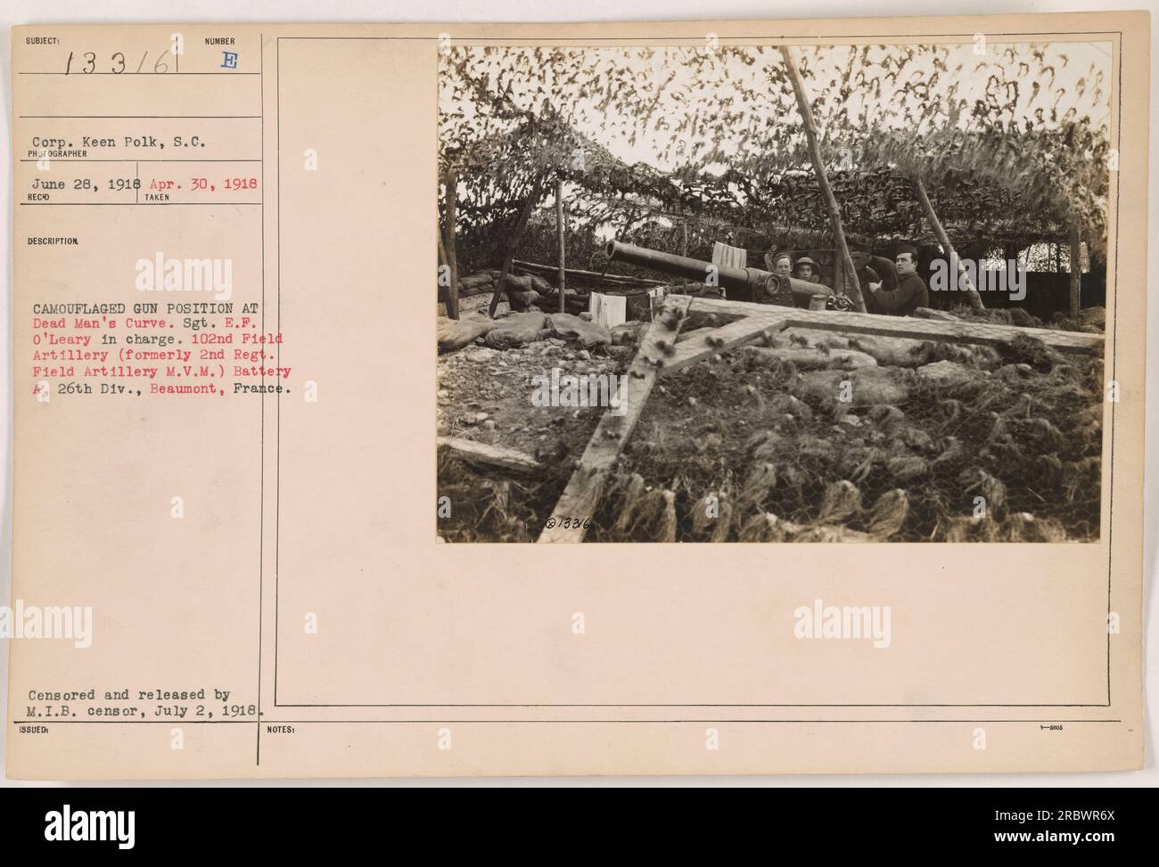 Una posizione mimetica della pistola a Dead Man's Curve, presa il 28 giugno 1918. Sergente E.F. O'Leary e' al comando. Questa è la 102nd Field Artillery, Battery A, 26th Division, situata a Beaumont, in Francia. La fotografia è stata censurata e pubblicata il 2 luglio 1918 dalla censura M.I.B.. (Didascalia generata) Foto Stock