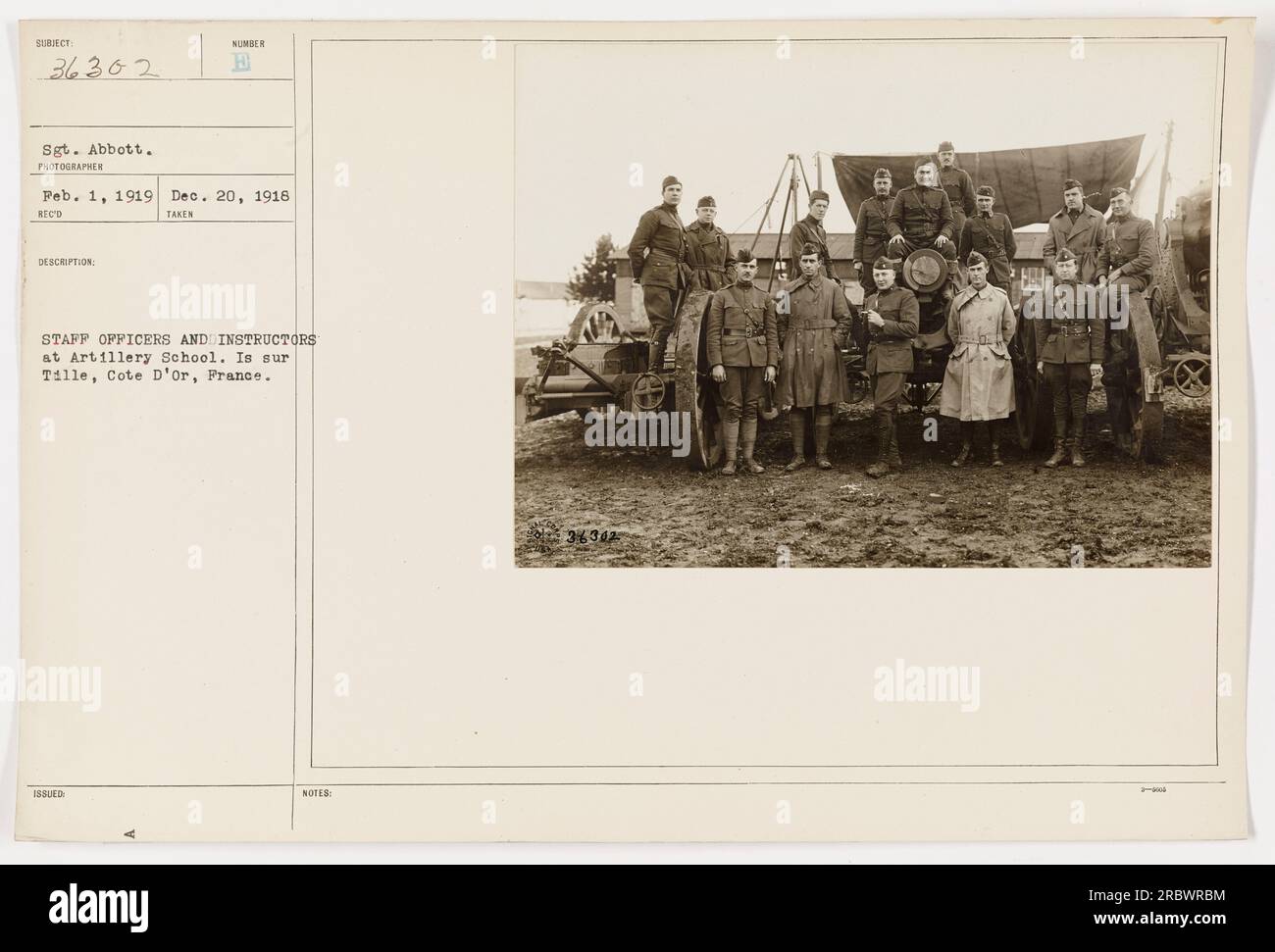 Ufficiali di stato maggiore e istruttori presso la Scuola di Artiglieria di IS sur Talle, Cote D'Or, Francia. Il Sgt. Abbott ha catturato questa immagine il 1 febbraio 1919, durante la prima guerra mondiale. La foto è stata ricevuta il 20 dicembre 1918. Il codice descrittivo è 36302 e il numero della foto è 363025. Nota: 9 INOMA ma. Foto Stock