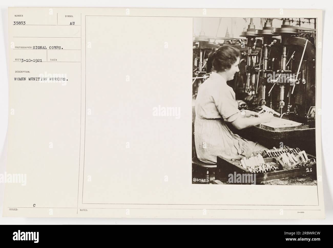 Donne operatrici di munizioni nella prima guerra mondiale. La fotografia numero 35853, scattata dal Signal Corps, mostra un gruppo di donne in un ambiente di fabbrica. La data della fotografia è registrata il 10 marzo 1921. Le donne nella foto stanno probabilmente contribuendo allo sforzo bellico producendo munizioni. Foto Stock