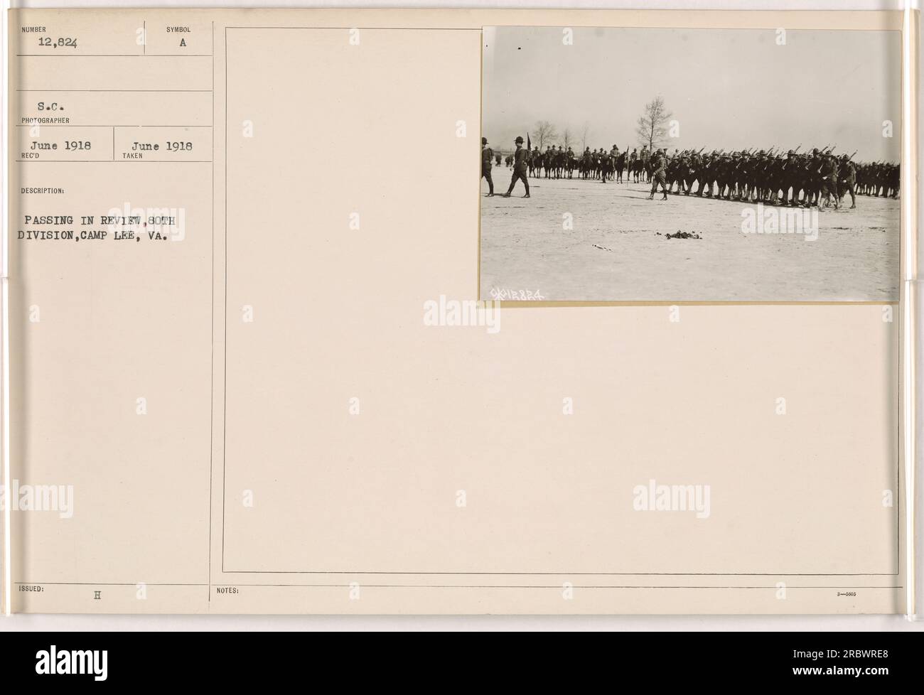 I soldati della 80th Division a Camp Lee in Virginia passano in rassegna durante un'attività militare nel giugno 1918. Questa fotografia, scattata da un fotografo con il numero di identificazione 12.824 S.C., è stata ricevuta e descritta come "A giugno 1918" con il simbolo 188 ed H. le note menzionano il numero di identificazione IR824 3. Foto Stock