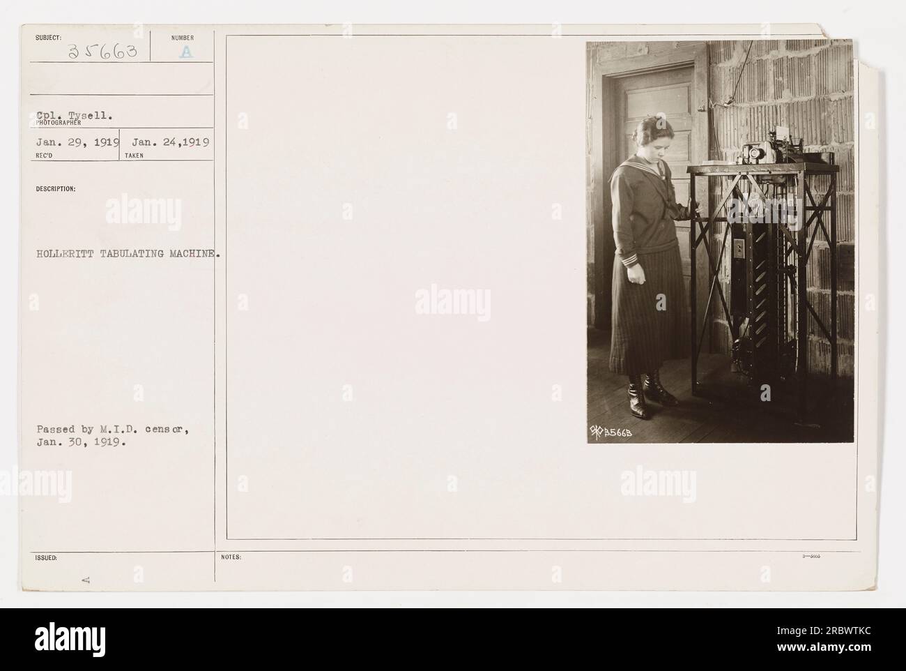 CPL. Tysell che gestiva una tabulatrice Sumber Hollkritt il 24 gennaio 1919. La macchina è stata utilizzata per l'elaborazione dei dati durante la prima guerra mondiale. La fotografia è stata scattata dal fotografo il 29 gennaio 1919, ed è stata approvata dal M.I.D. il 30 gennaio 1919. Foto Stock